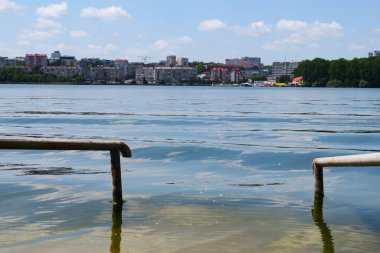 Denize açılan demir parmaklıklar.