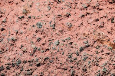 Beton ve taş kırmızıya boyanmış.