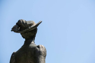 Bir anıt parçası, şapkalı bir kadın kafası.