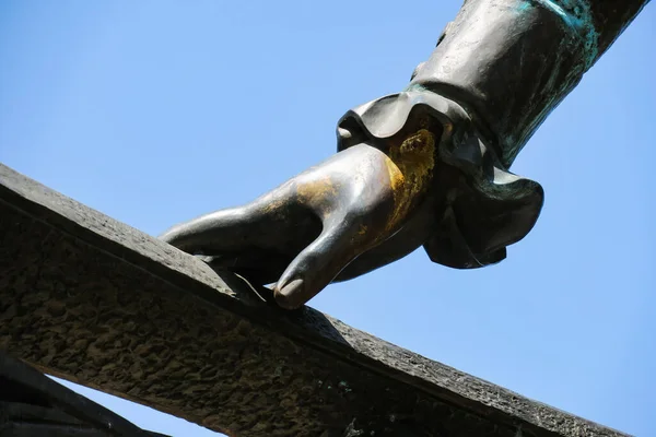 Fragmento Monumento Mão Uma Mulher Corrimão — Fotografia de Stock