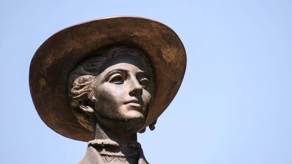 Fragmento Monumento Cabeza Mujer Con Sombrero — Foto de Stock