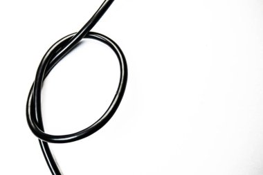 Beyaz arkaplandaki kişisel bilgisayar için USB kablosu