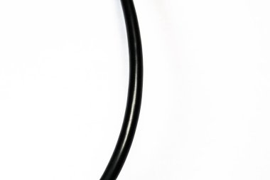 Beyaz arkaplandaki kişisel bilgisayar için USB kablosu