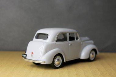 Sovyet KIM arabasının gri oyuncak plastik modeli