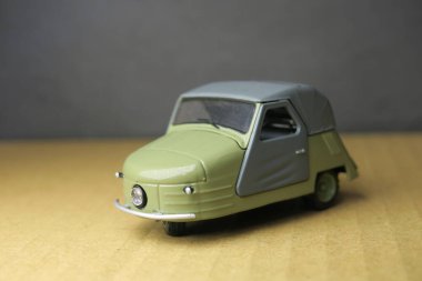 Küçük güzel plastik oyuncak araba.