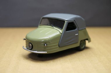 Küçük güzel plastik oyuncak araba.