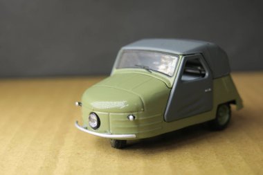 Küçük güzel plastik oyuncak araba.