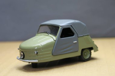 Küçük güzel plastik oyuncak araba.