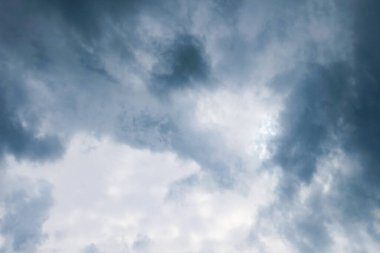 Fırtınadan önceki korkunç gökyüzü ve gri bulutlar