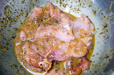 Baharatlı ve yumurtalı tavuk.