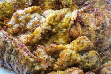 Baharatlı kızarmış tavuk pirzolası