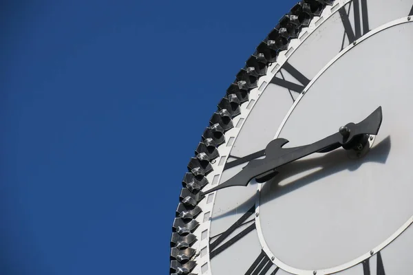 金属街钟的白色刻度盘 — 图库照片