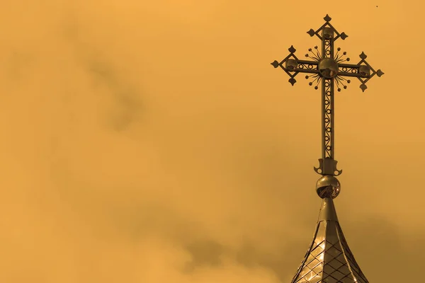 Μεταλλικός Χριστιανικός Σταυρός Στον Τρούλο Της Εκκλησίας — Φωτογραφία Αρχείου