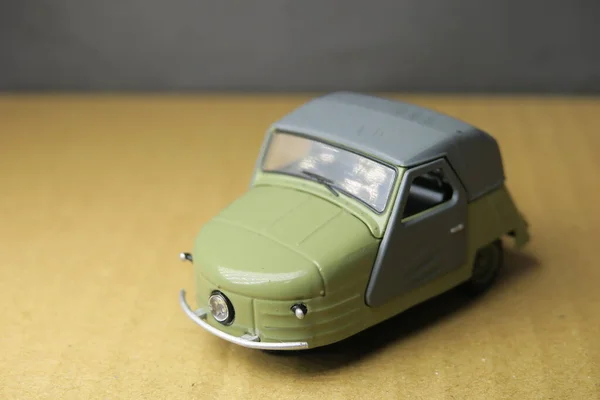 小さな美しいプラスチック製のおもちゃの車 — ストック写真