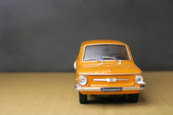 小さな美しいプラスチック製のおもちゃの車 — ストック写真