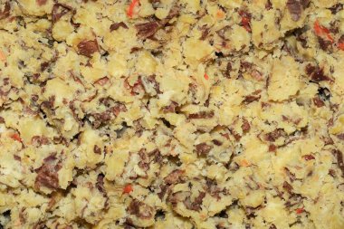 Tavuk yemi olarak haşlanmış patates ve havuç.