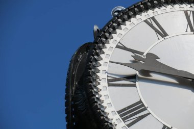 Metal bir sokak saatinin beyaz kadranı