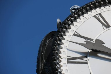 Metal bir sokak saatinin beyaz kadranı