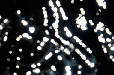 Suyun üzerindeki güneş ışınlarının güzel yansıması.