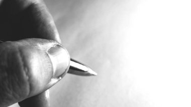 Elde tükenmez kalem ve beyaz kağıt.