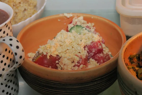 Käse Und Tomatensalat Auf Einem Teller — Stockfoto
