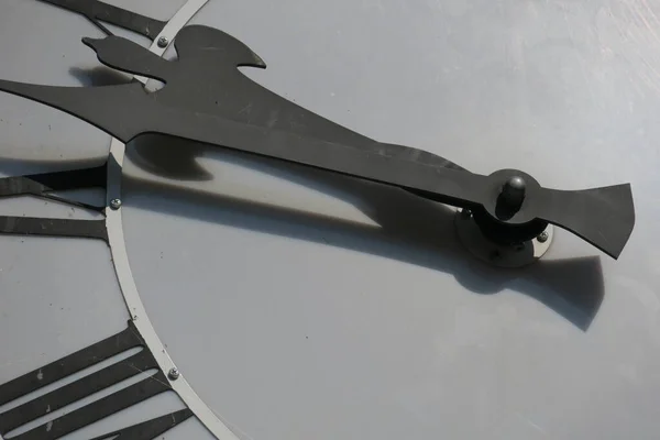 金属街钟的白色刻度盘 — 图库照片