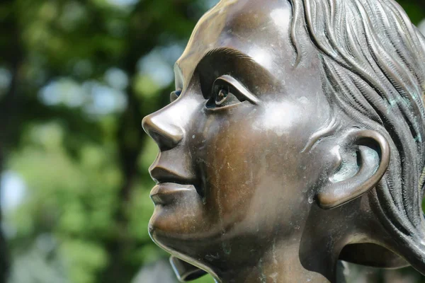 Metalen Bronzen Monument Voor Een Schoolmeisje Vlakbij School — Stockfoto