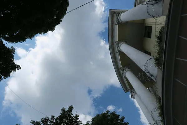 有柱子和天空的老学校房子 — 图库照片
