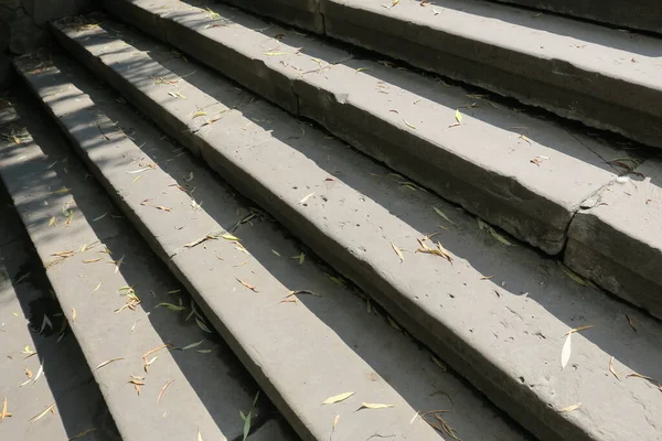 Πέτρινες Σκάλες Στο Πάρκο Στο Ύψωμα — Φωτογραφία Αρχείου