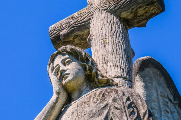 Monumento Piedra Ángel Con Una Cruz Cementerio —  Fotos de Stock
