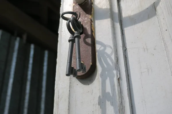 Stare Drewniane Drzwi Klucze Zamku — Zdjęcie stockowe