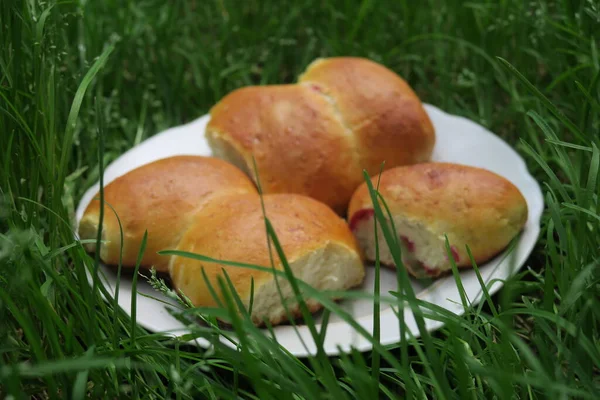 Deliciosos Pães Assados Com Cerejas Ervilhas Groselhas — Fotografia de Stock