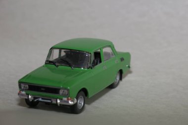 Eski bir arabanın küçük yeşil oyuncak modeli.