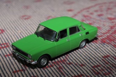 Eski bir arabanın küçük yeşil oyuncak modeli.