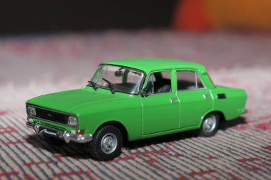 Eski bir arabanın küçük yeşil oyuncak modeli.