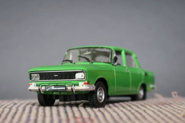 Eski bir arabanın küçük yeşil oyuncak modeli.