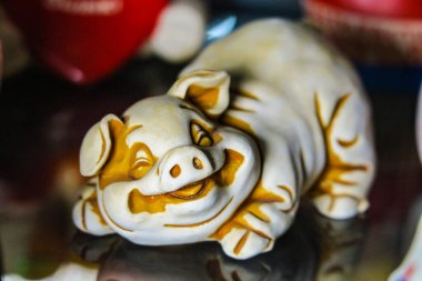 Küçük bir domuz heykeli koleksiyonu. Turist hatırası..