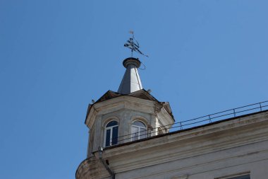 Çatıda rüzgar gülü olan eski bir ev