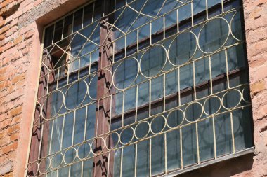 Metal yüzlü eski pencere