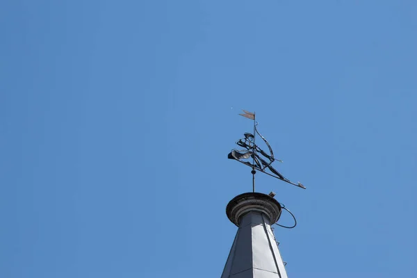 Oud Huis Met Een Windvaan Het Dak — Stockfoto