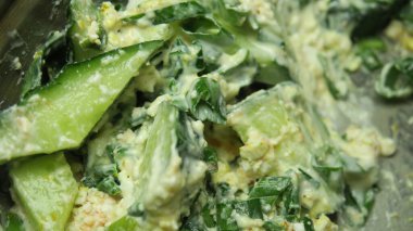 Salatalı ve peynirli salata.