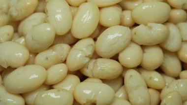 Masada kaynamış sarı lezzetli fasulyeler.