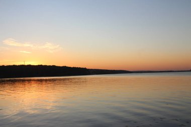 Gün batımında suyun üzerinde güzel bir gökyüzü