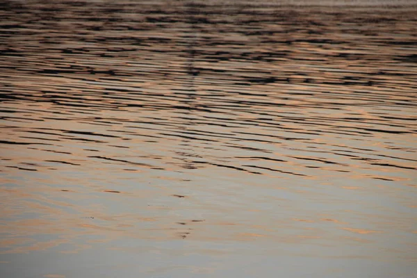 Gün Batımı Göletteki Suda Parlıyor — Stok fotoğraf