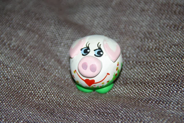Pequeno Brinquedo Colorido Porco Escultural — Fotografia de Stock