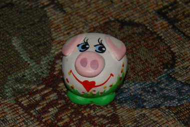 Küçük renkli oyuncak heykel domuzu