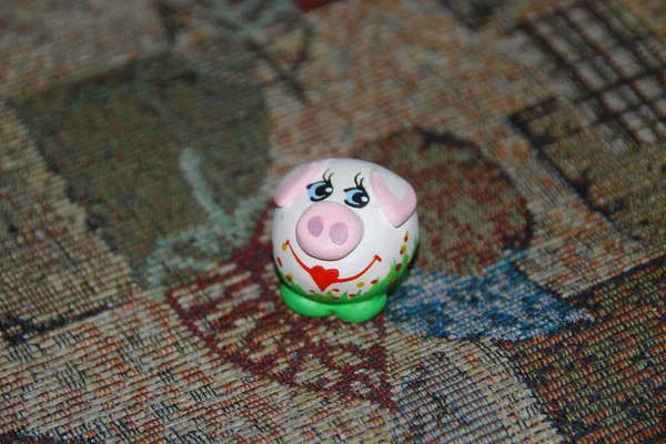 Pequeno Brinquedo Colorido Porco Escultural — Fotografia de Stock
