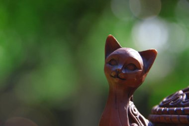 Sentetik kahverengi mücevher kutusu ve kedi heykeli