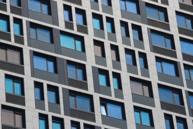 Pencereli çok uzun bir girdap evi