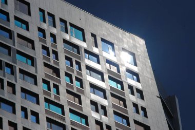 Pencereli çok uzun bir girdap evi